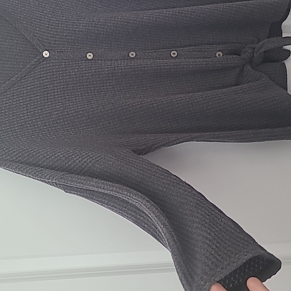 ✨️FINAL PRICE✨️Long sleeved Front Tie Top - Picture 6 of 8